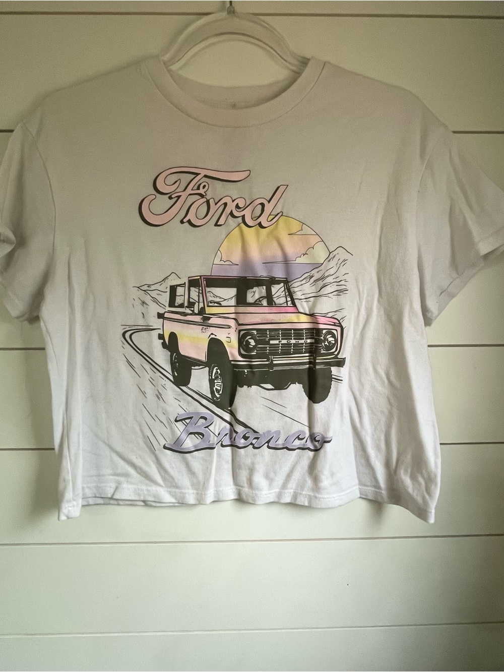 Ford Bronco Retro Pastel
Graphic Cropped Baby Tee White Girls SZ XL